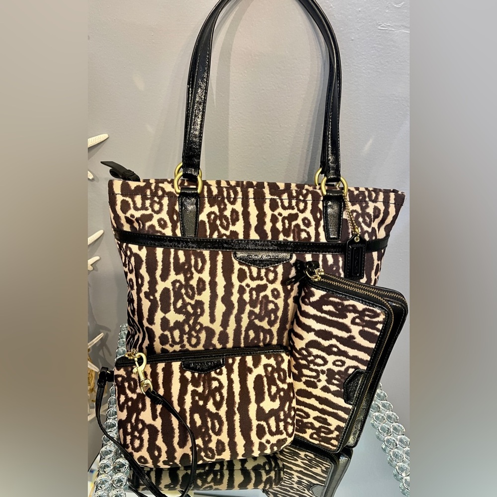 Coach 3 Pc Set EUC Bag, Wristlet &Wallet Patent Leather Trim&Canvas AnimalPrint - Picture 16 of 16